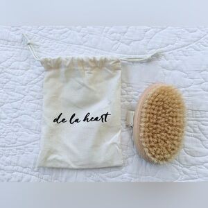 🏷️ NWT De La Heart Natural Bristle Body Brush